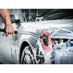 Auto wird mit APA Waschbürste und Mikrofaser-Tüchern aus dem 3-teiligen Set gereinigt.