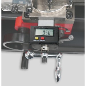 Detailaufnahme: Digitalanzeige der Rotwerk EDM 350 DR Drehmaschine.