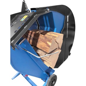 Güde Wippsäge GWS 700 HM-2: Blaue Wippkreissäge mit Holzstücken in der Wippe.