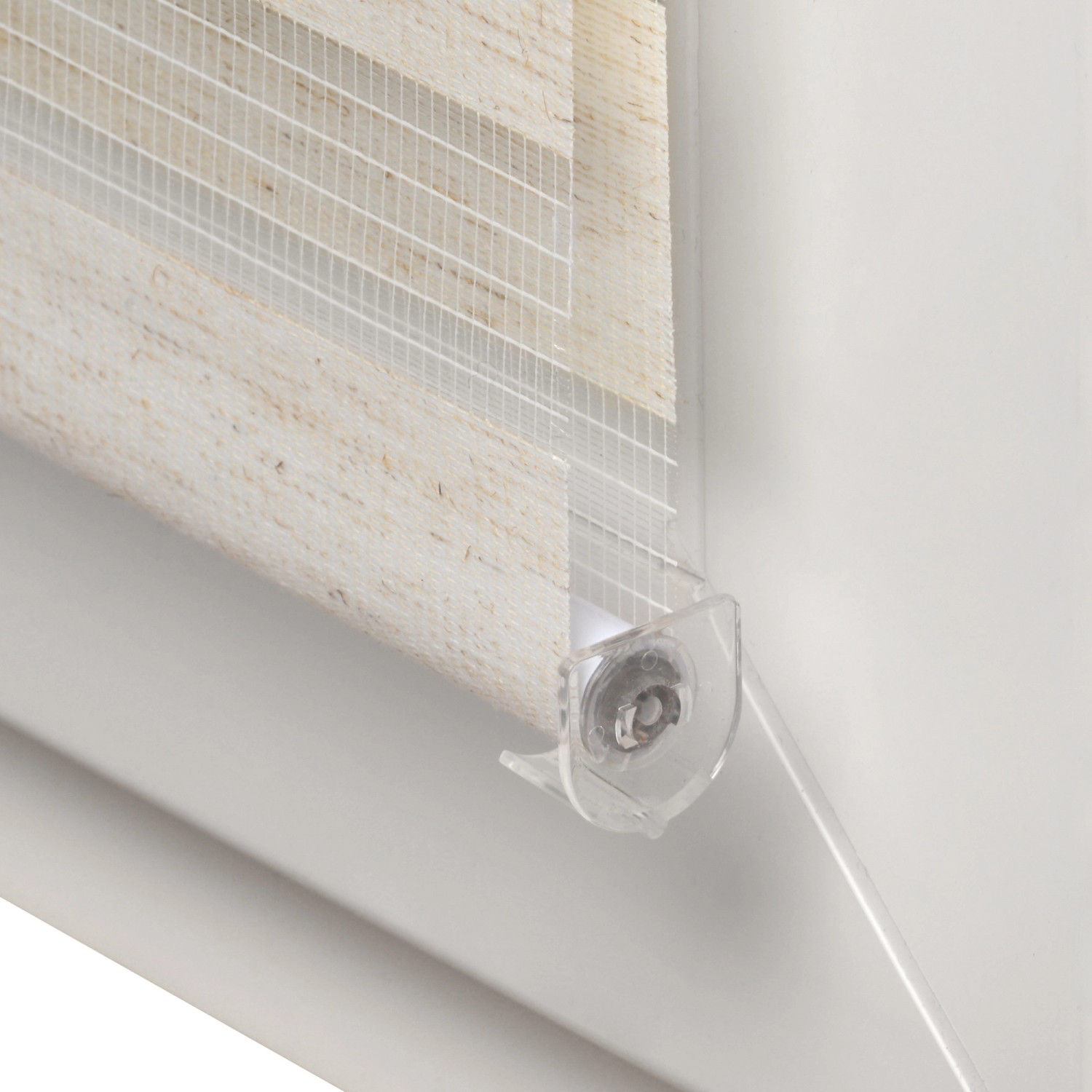 Detailaufnahme: Sol Royal Doppelrollo Leinenstruktur, Klemmträger am Fensterrahmen.
