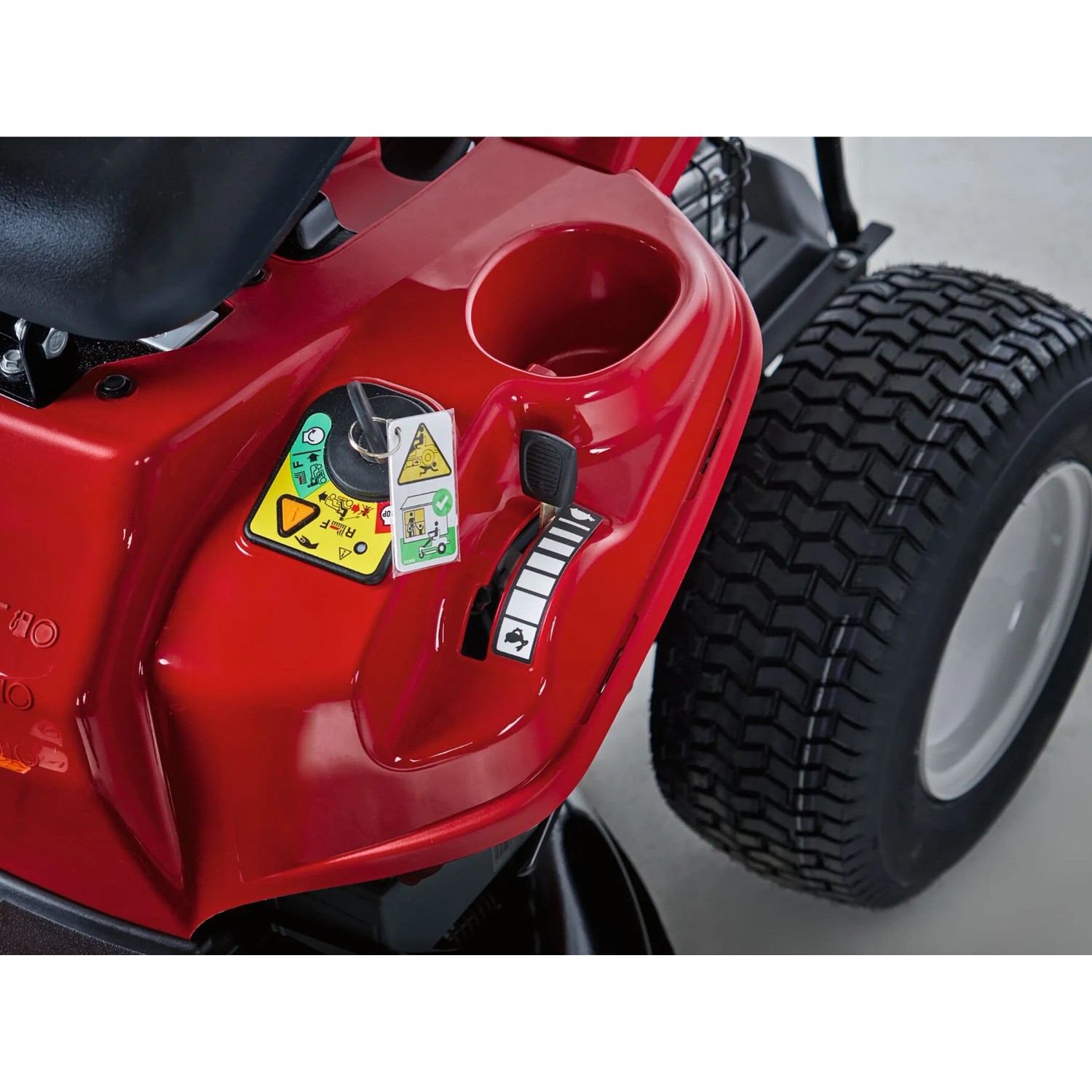 Detailaufnahme: Roter Troy-Bilt Aufsitzmäher Mini-Rider 76T-S mit Seitenauswurf, Bedienelemente und Reifen im Fokus.