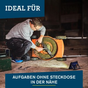 Mann repariert Rasenmäher mit LED-Arbeitsleuchte The Portable im Einsatz.