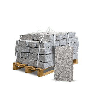 Palette mit grauen Galamio Granit Randsteinen (40x20x15 cm) für Pflasterarbeiten.