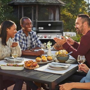 Weber Spirit E-325S GBS Gasgrill mit Sear Zone beim Grillabend mit Freunden.