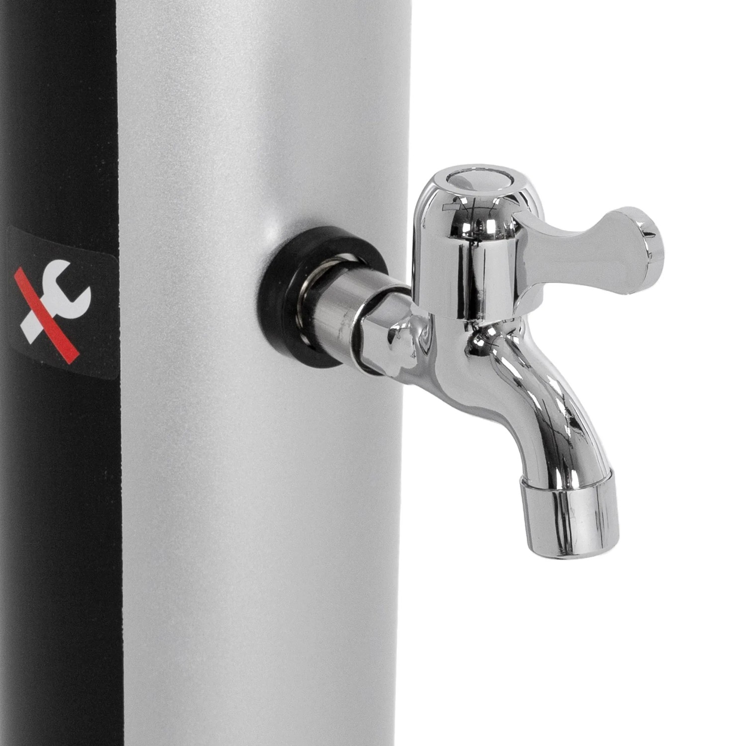 Detailaufnahme: Verchromter Wasserhahn an ML-Design Solardusche, silber-schwarz.