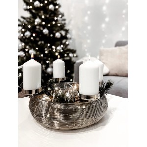 Silberner Kobolo Adventskranz aus Metall mit Schale und vier weißen Kerzen vor Weihnachtsbaum.