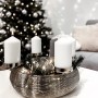 Silberner Kobolo Adventskranz aus Metall mit Schale und vier weißen Kerzen vor Weihnachtsbaum.