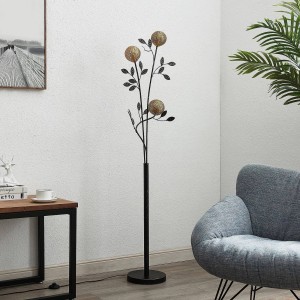 Schwarze Lucande Stehlampe Evory im Florentiner Design mit drei Leuchten für das Wohnzimmer.