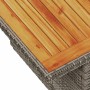 Detailansicht: Tisch der grauen vidaXL Garten-Sofagarnitur aus Polyrattan mit Akazienholz-Tischplatte.
