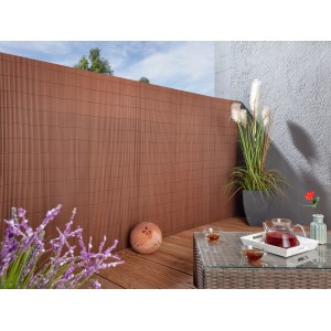 Braune Floraworld Kunststoff-Sichtschutzmatte Premium auf Terrasse mit Tisch und Dekoration.