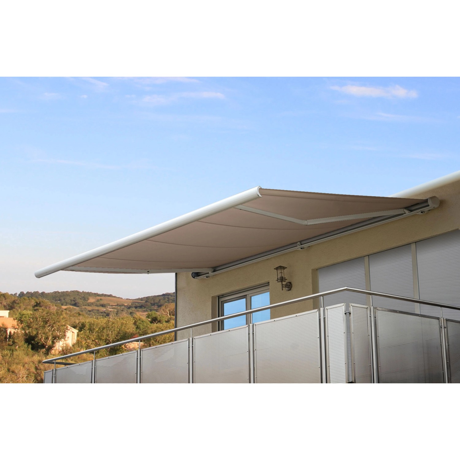 Elektrische Kassettenmarkise, 5x3m, sandfarbenes Polyester, montiert auf einem Balkon.