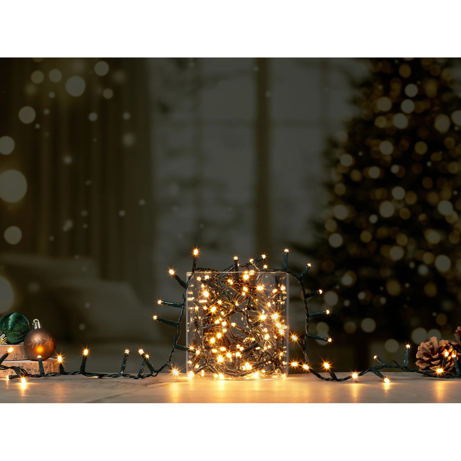 LED-Lichterkette Außen mit 700 warmweißen LEDs in Glas, 17 m lang.