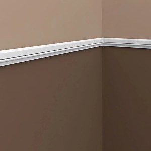 Weiße PROFHOME Wandleiste/Stuckleiste (200 cm) im Neo-Klassizismus-Stil an einer Wand.