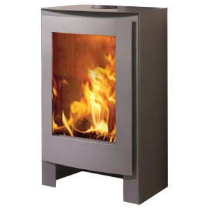 Panadero Nevada Kaminofen aus Stahl, schwarz metallic, mit brennendem Holz im Feuerraum.