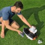Flowclear Aquarover Poolroboter wird von Mann auf Rasen gereinigt. Automatischer Poolsauger für sauberes Wasser.