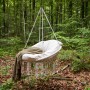 Hängender Gartenstuhl Hamtic von ebuy24 in Weiß mit Kissen, aufgehängt im Wald.