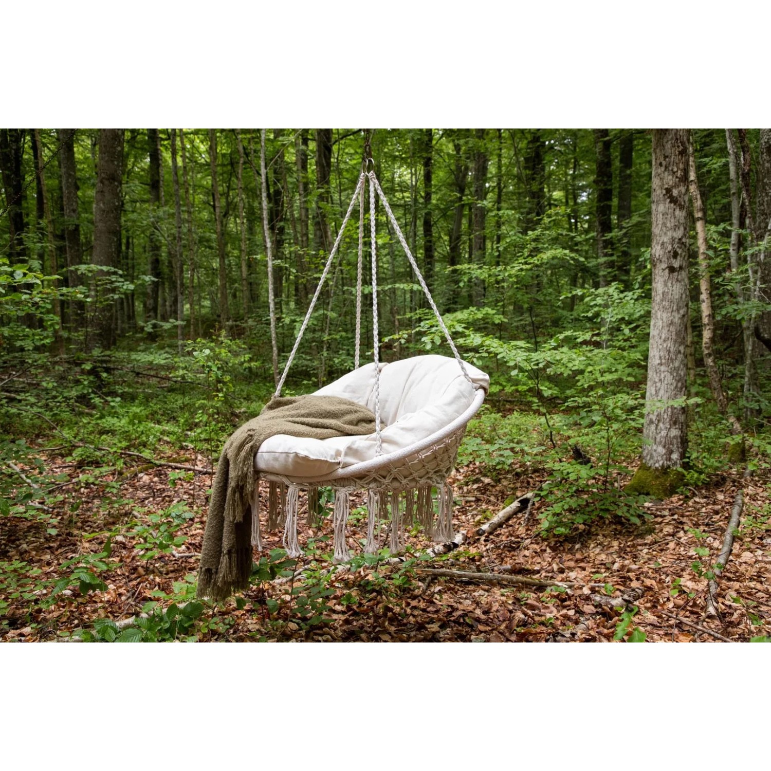 Hängender Gartenstuhl Hamtic von ebuy24 in Weiß mit Kissen, aufgehängt im Wald.
