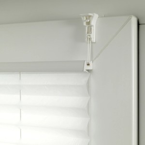 Gardinia Plissee Bella Blätter, 50x130 cm, Weiß, am Fenster montiert.