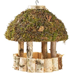 Rundes Vogelfutterhaus aus Birke mit Moosdach und Haken zum Aufhängen.