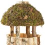 Rundes Vogelfutterhaus aus Birke mit Moosdach und Haken zum Aufhängen.