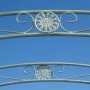 Detail des antik-grünen Metall-Rosenbogens mit filigranen Ranken und Medaillons. Ideal als Rankhilfe.