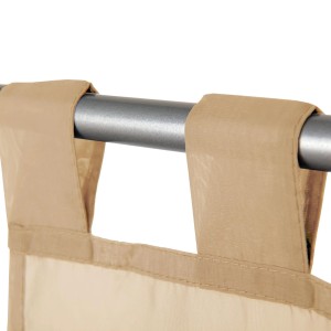 Detailaufnahme: Beige, transparente Sky Gardine mit Schlaufenaufhängung an einer Gardinenstange.