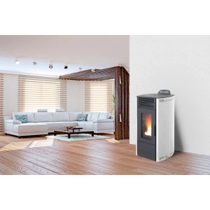 Weißer Rowi Pelletofen Stahl 7,7 kW im Wohnraum mit brennendem Feuer.