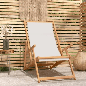 Klappbarer Strandstuhl aus Teakholz mit creme-farbener Stoffbespannung. Gartenstuhl für Strand und Garten.