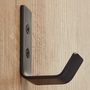Schwarzer SOTECH LOXTEN Garderobenhaken aus Edelstahl, an heller Holzwand montiert. Ideal für Kleidung.