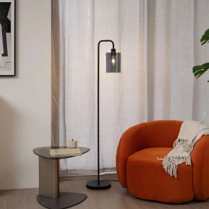 Schwarze QAZQA Design Stehlampe Domo mit Rauchglas im Wohnzimmer.