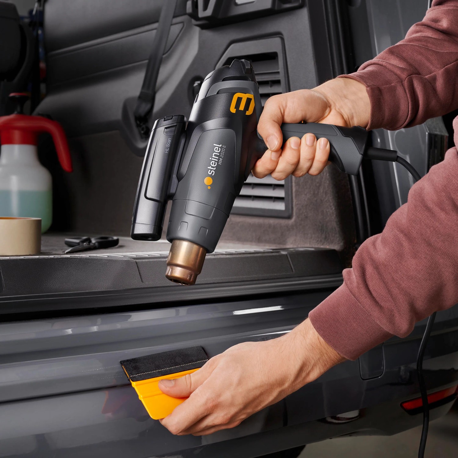 Steinel Heißluftgebläse HM 2020 E beim Folieren eines Autos.