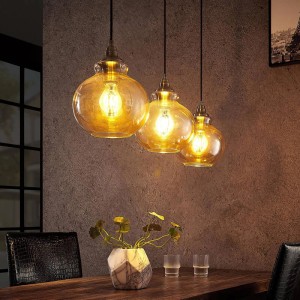 Cremefarbene Lindby Pendelleuchte Tymoni mit drei Glas-Kugelschirmen im Retro-Stil.