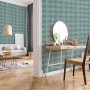 Wohnraum mit blauer PROFHOME Vliestapete mit geometrischem Muster in Beige und Grün.