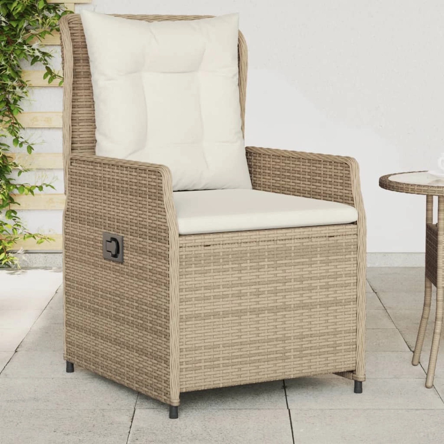 Beiger, verstellbarer Gartensessel aus Polyrattan mit cremeweißen Kissen, 2er Set.