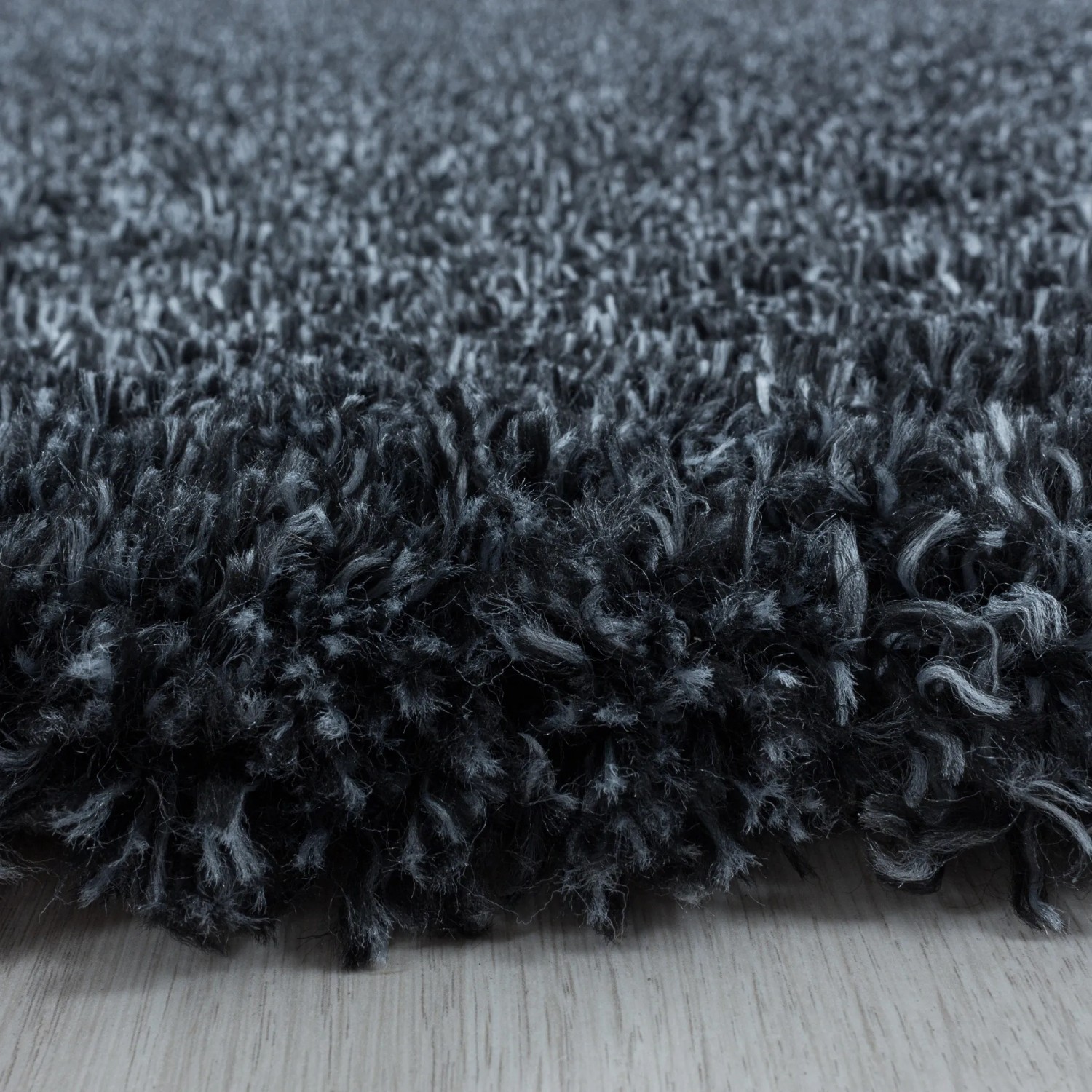 Nahaufnahme: Ayyildiz Hochflorteppich Fluffy 3500 in Anthrazit, 160x230 cm. Weicher Shaggy Teppich.