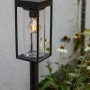Moderne, mattschwarze Lutec LED Solar Wegeleuchte Flair mit Glaseinsatz und E27 Leuchtmittel.