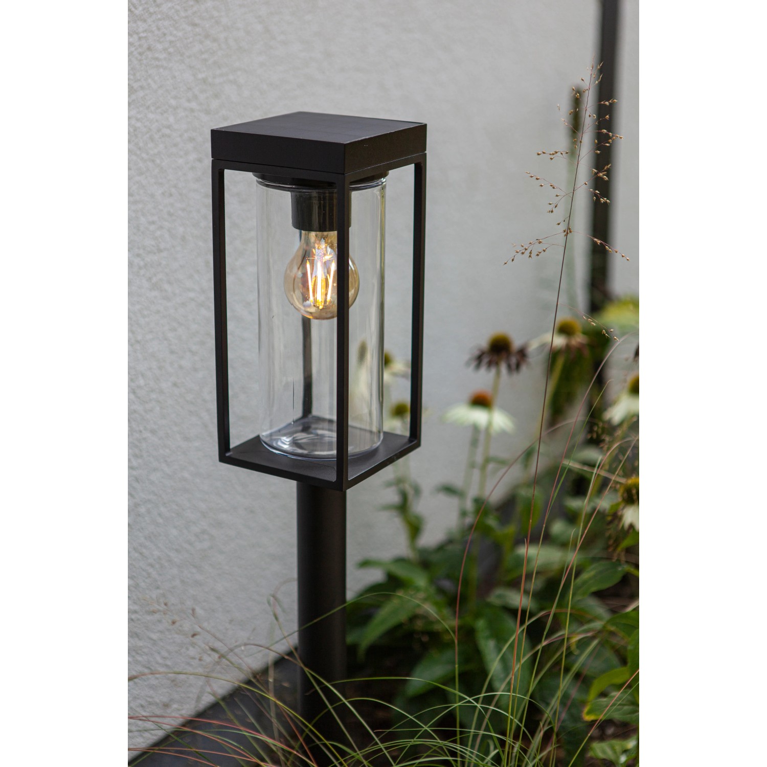 Moderne, mattschwarze Lutec LED Solar Wegeleuchte Flair mit Glaseinsatz und E27 Leuchtmittel.