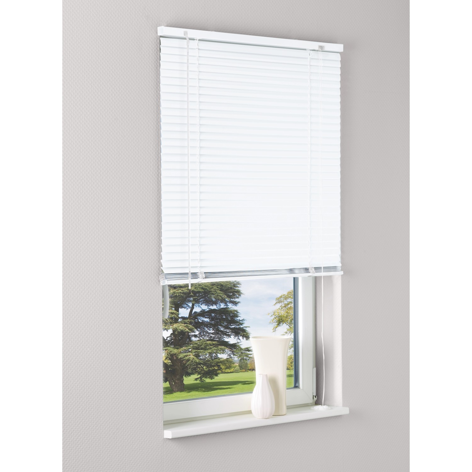 Weiße Aluminium Jalousie Burgos, 70x160 cm, am Fenster montiert. Sicht- und Sonnenschutz.