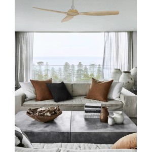 Energiespar Deckenventilator Moto Nickel 132 cm mit Teak-Flügeln und Fernbedienung im Wohnraum.