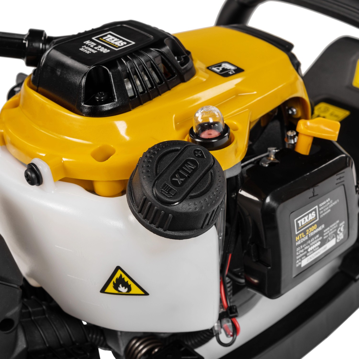Detailaufnahme der Texas Benzin-Heckenschere HTL2300 mit gelbem Motorblock und weißem Benzintank.