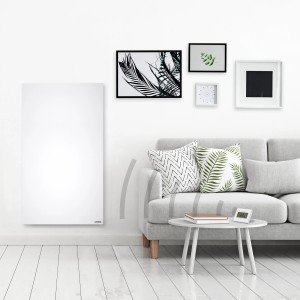 Weiße Vasner Konvi VE RX Infrarotheizung (900 W) an Wand im Wohnraum.