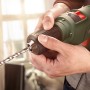 Bosch EasyImpact 600 Schlagbohrmaschine mit Tiefenanschlag in Verwendung.