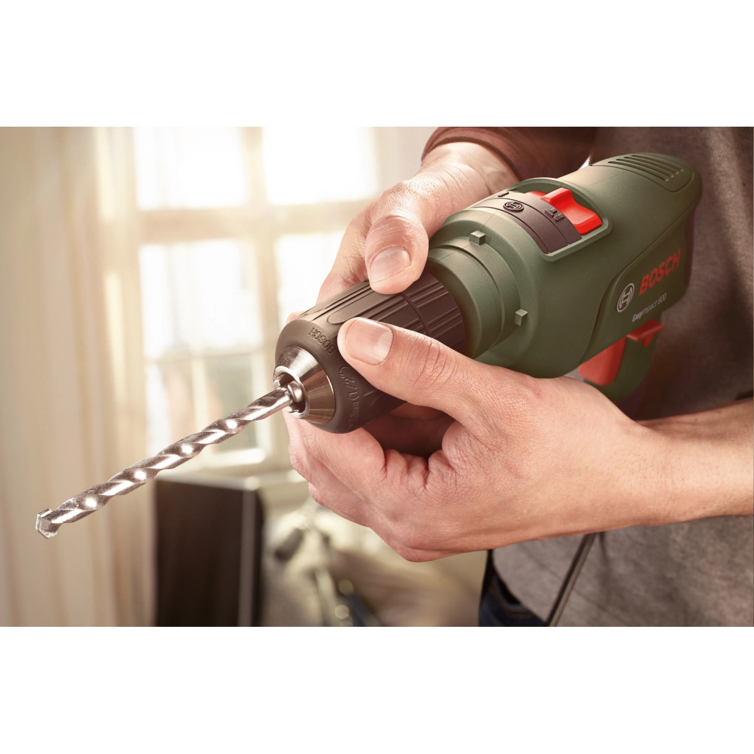 Bosch EasyImpact 600 Schlagbohrmaschine mit Tiefenanschlag in Verwendung.