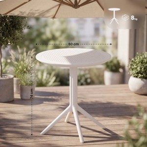 Weißer runder CLP Klapptisch Sky aus Kunststoff auf Holzterrasse. Gartentisch 60 cm Durchmesser, 74 cm hoch.