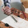 LUX Hohlbeitel 16mm Comfort in Nutzung mit Holzhammer und Werkbank.