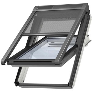 Velux Dachfenster mit schwarzer Solar-Markise für Hitzeschutz und Tageslicht.