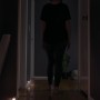 Frau geht durch Flur, beleuchtet von Mr.Beams Batterieleuchten mit Sensor, 2er Pack.
