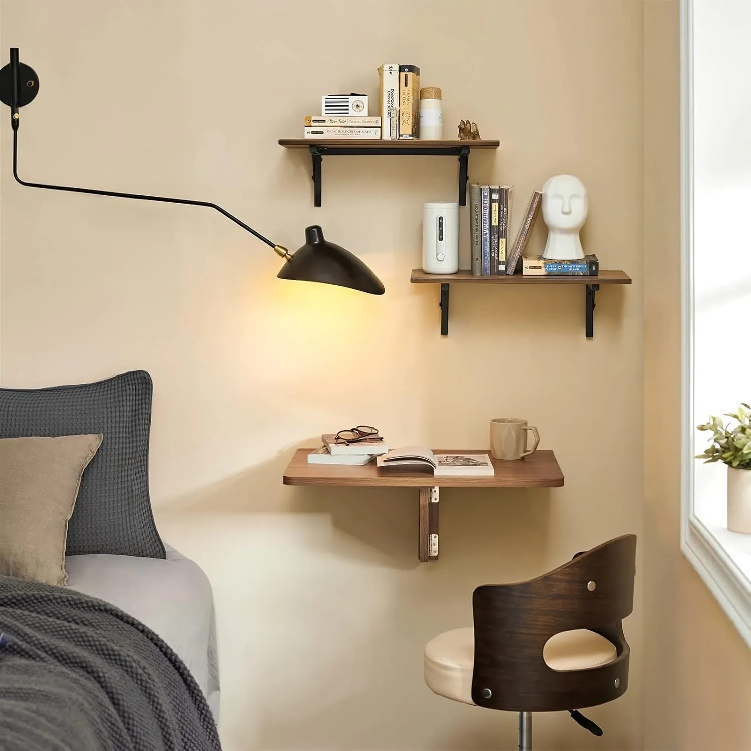SoBuy Wandklapptisch FWT03-PF in Vintage-Optik als platzsparender Laptoptisch oder Esstisch im Kinderzimmer.