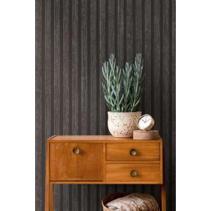 Bricoflor Akustikpaneele Tapete in Schwarz-Anthrazit mit Holzoptik im Wohnzimmer.