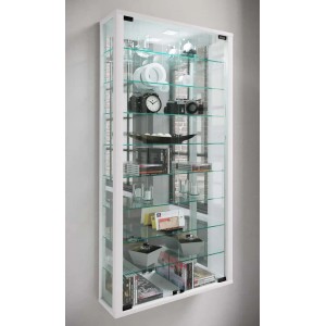 Wandhängende, weiße Vitrine mit Glastüren, Spiegelrückwand und LED-Beleuchtung. 